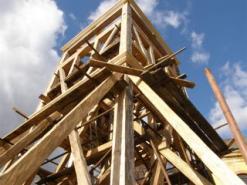 V konstrukci obnoven zvonice jsou vyuity nkter pvodn -  porem oehl - ale oeten dubov trmy